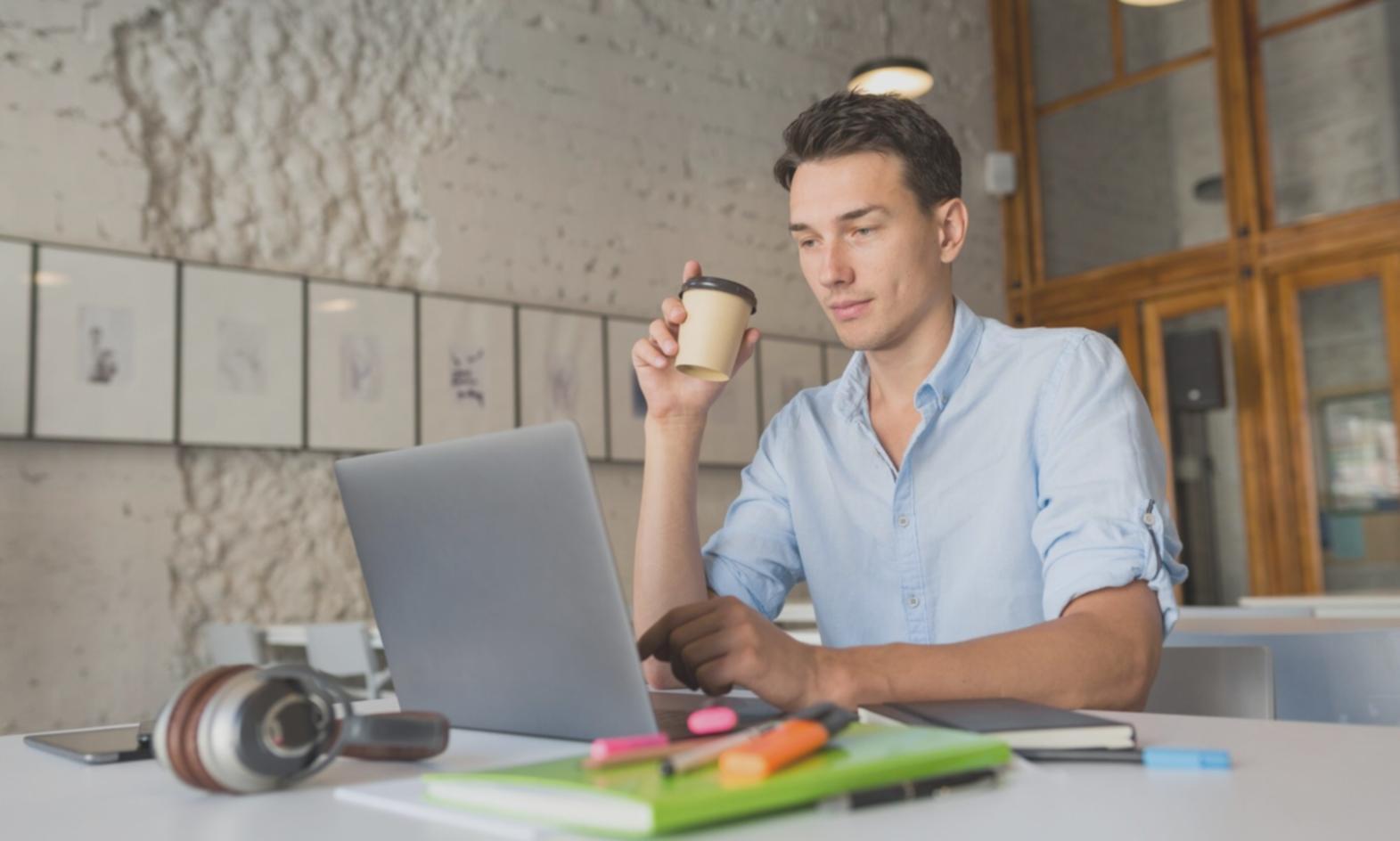 Espace de travail avec documents financiers et ordinateur portable