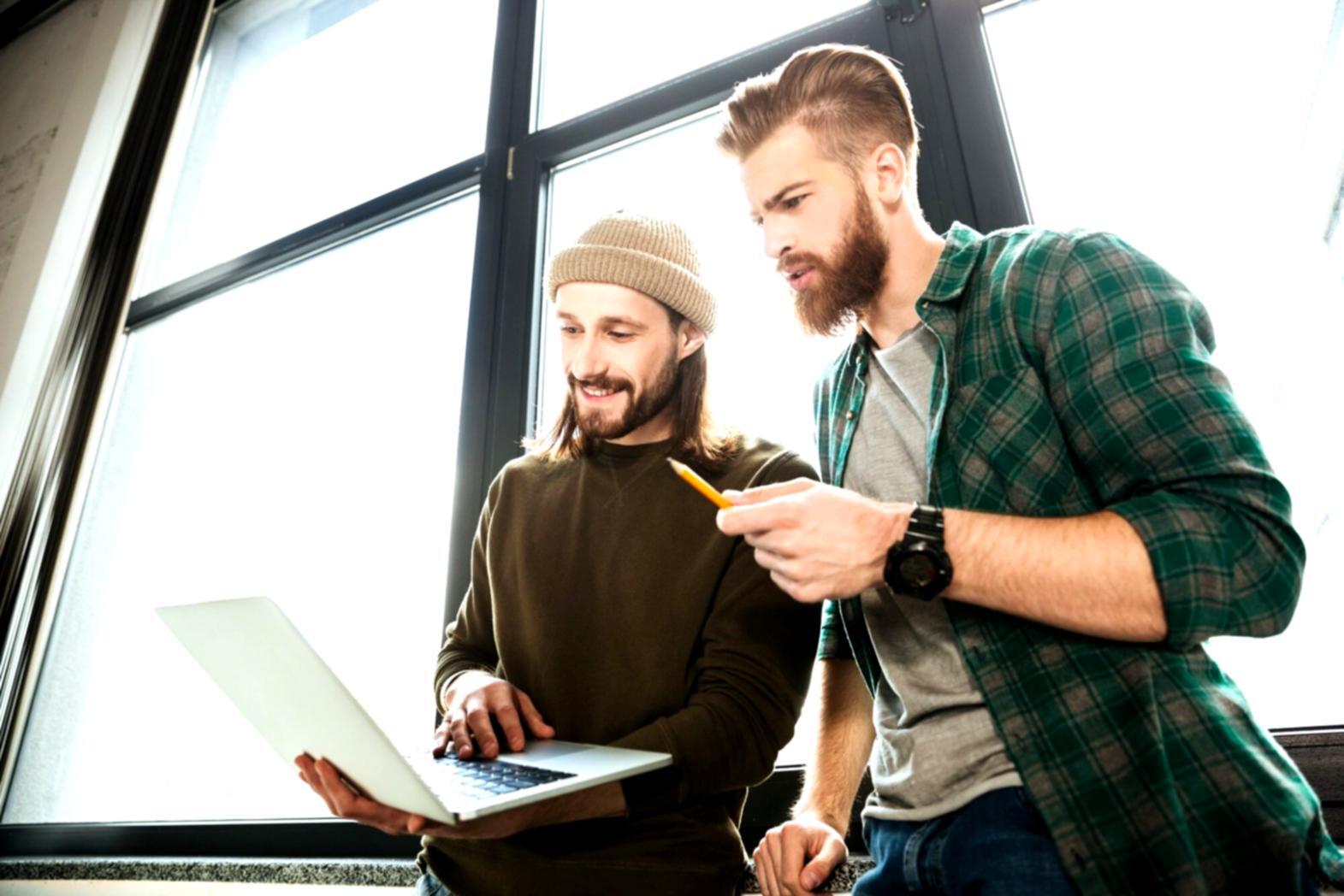 Espace de travail avec documents financiers et outils d'analyse